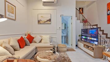 House, 3 Bedrooms, Accessible, Balcony | Living area
