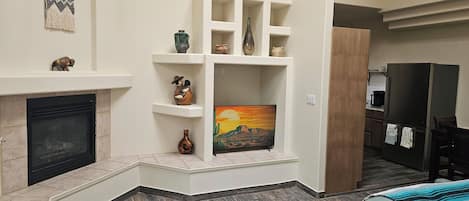 TV connectée, cheminée, livres
