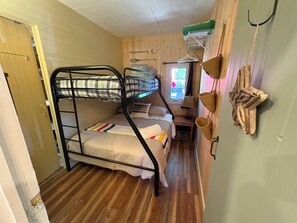 WiFi - Beach, Please! Centrally located quiet Cottage, 90 seconds from the Sand! (Sauble Beach)