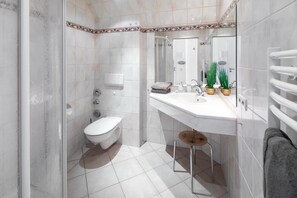 Ein Badezimmer mit Toilette, Waschbecken und Dusche.