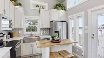 Geladeira, micro-ondas, fogão, cooktop