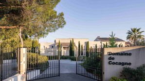 A gated entrance to Domaine de Cocagne with a clear pathway leading to the building. - Domaine De Cocagne N°3 - Pool & Sea View, Cagnes sur Mer, France (Cagnes sur Mer)