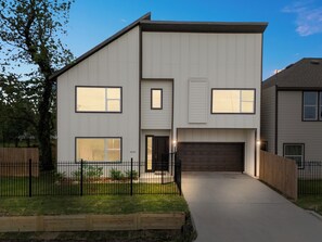 Exterior - Modern 3-bedroom house in vibrant Houston close to Galleria, NRG, Med Center + (Houston)