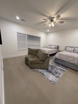 Room - Modern 3-bedroom house in vibrant Houston close to Galleria, NRG, Med Center + (Houston)
