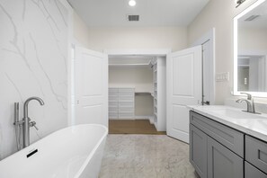 Bathroom - Modern 3-bedroom house in vibrant Houston close to Galleria, NRG, Med Center + (Houston)