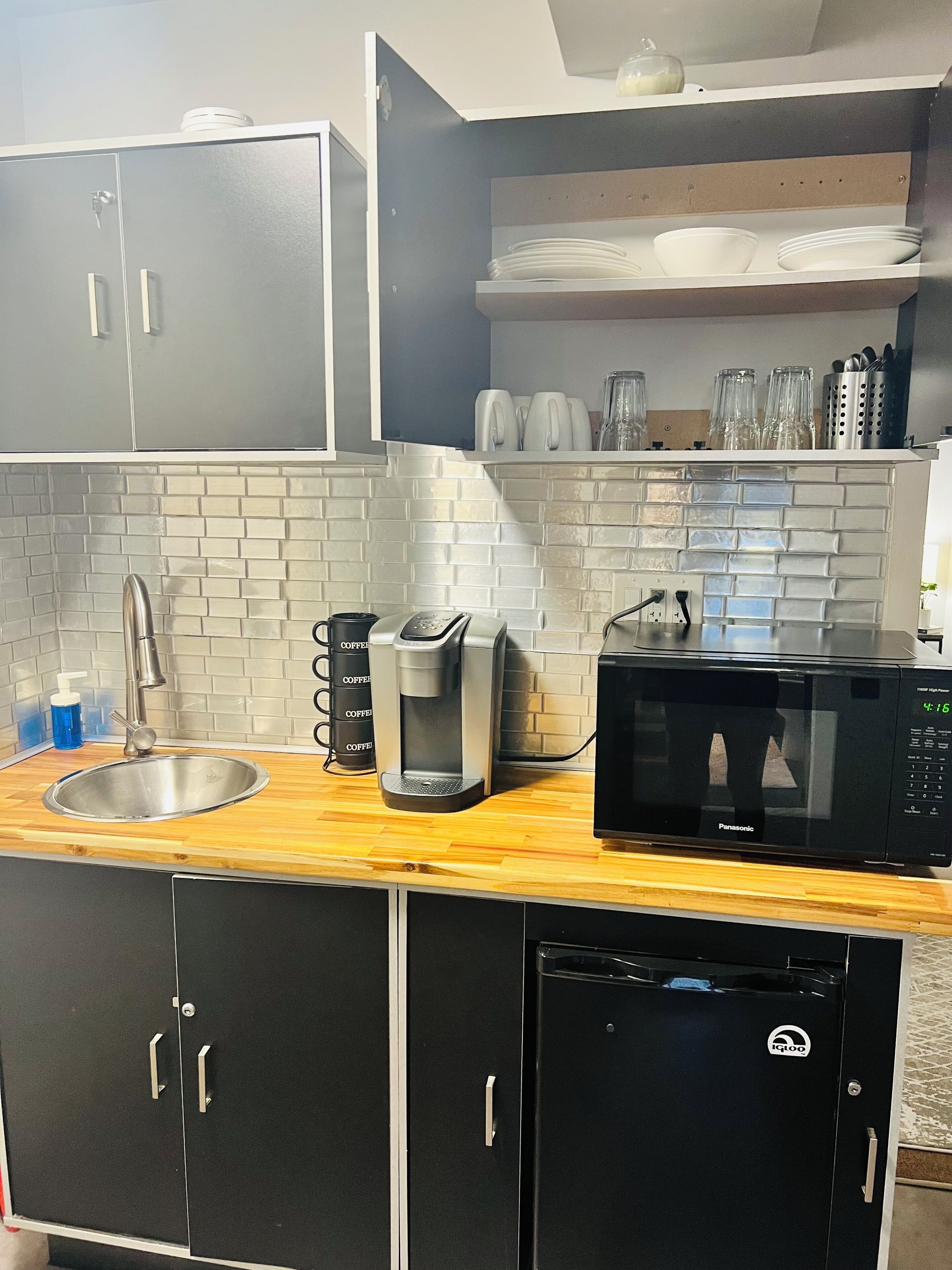Mikrowelle, Wasserkocher mit Kaffee-/Teezubehör, Wasserkocher, Toaster