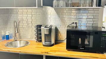 Mikrowelle, Wasserkocher mit Kaffee-/Teezubehör, Wasserkocher, Toaster