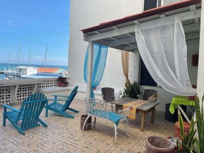 Outdoor dining - Hotel Spindrift & Golf Cart Rental (San Pedro)