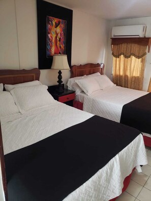 Soundproofing, iron/ironing board, free WiFi - Hotel Spindrift & Golf Cart Rental (San Pedro)