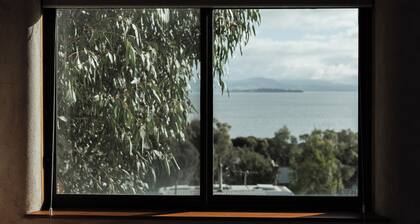 A unique, luxurious, eco-friendly hempcrete home on Bruny Island. Pet friendly!