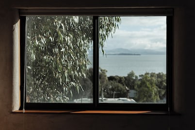 A unique, luxurious, eco-friendly hempcrete home on Bruny Island. Pet friendly!