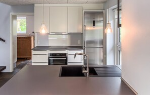 Wasserkocher mit Kaffee-/Teezubehör, Kühlschrank, Ofen, Herdplatte
