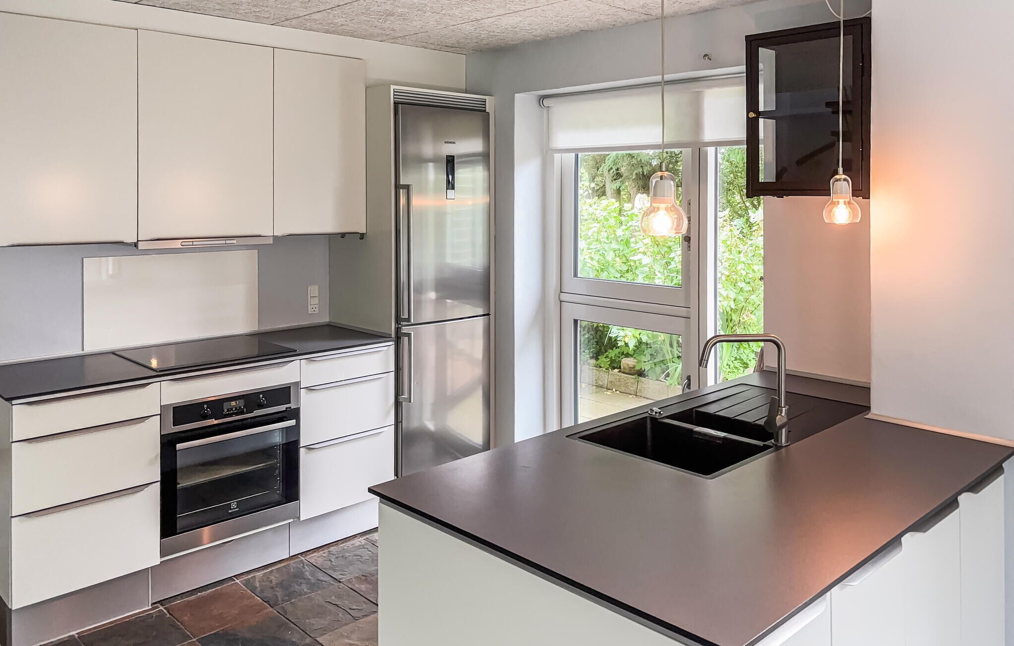 Coffee/tea maker, fridge, oven, stovetop