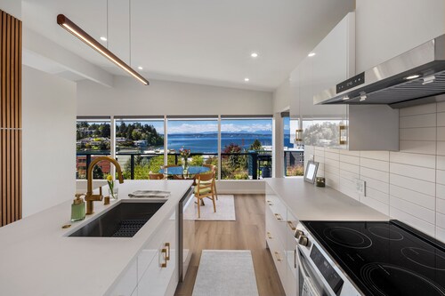 Luxury Ballard Waterview Stay - By Stadiums l Walk To Beach l Rays Boathouse
