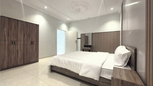 ​"2-Bedroom Condo in Serene Madinah with Historical Palace & Valley Views"