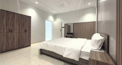 â"2-Bedroom Condo in Serene Madinah with Historical Palace & Valley Views"