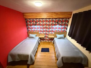 Habitació amb dos llits individuals Comfort, diversos llits, bany privat, vistes al pati | Wifi gratuïta 