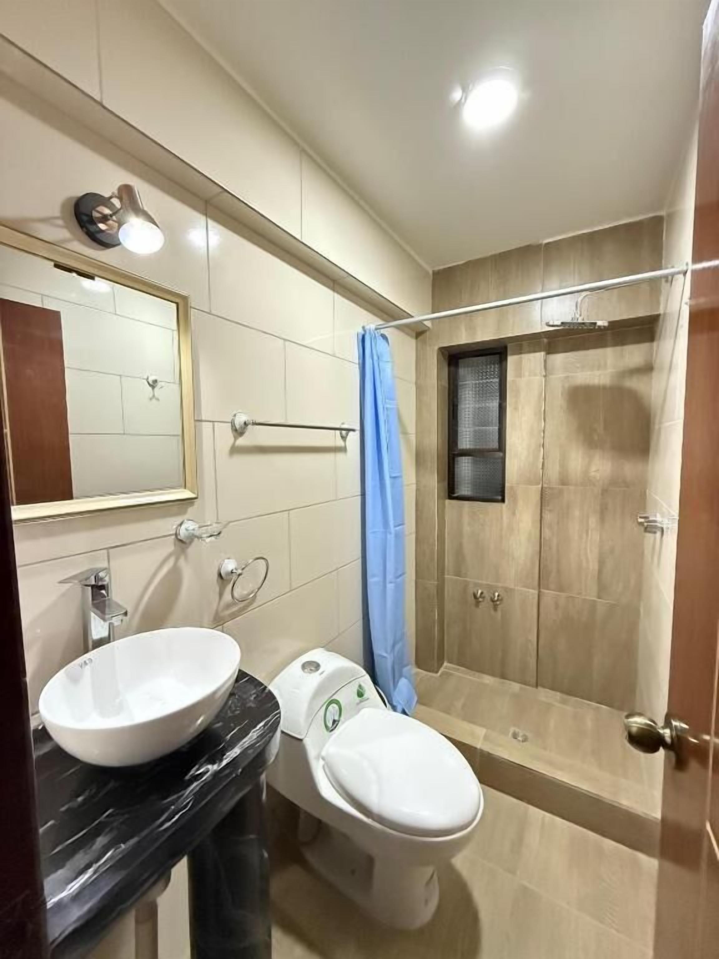 Suite Comfort, 1 llit de matrimoni gran, bany privat, vistes a la ciutat | Bany | Dutxa, articles de tocador gratuïts, assecador de cabells i tovalloles 