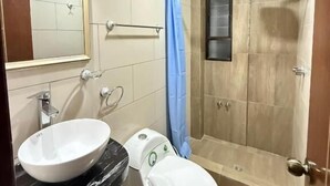 コンフォート スイート キングベッド 1 台 専用バスルーム シティビュー | バスルーム | シャワー、バスアメニティ (無料)、ヘアドライヤー、タオル