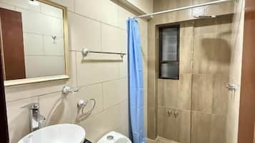 Comfort-suite - 1 kingsize-seng - privat badeværelse - byudsigt | Badeværelse | Bruser, gratis toiletartikler, hårtørrer, håndklæder