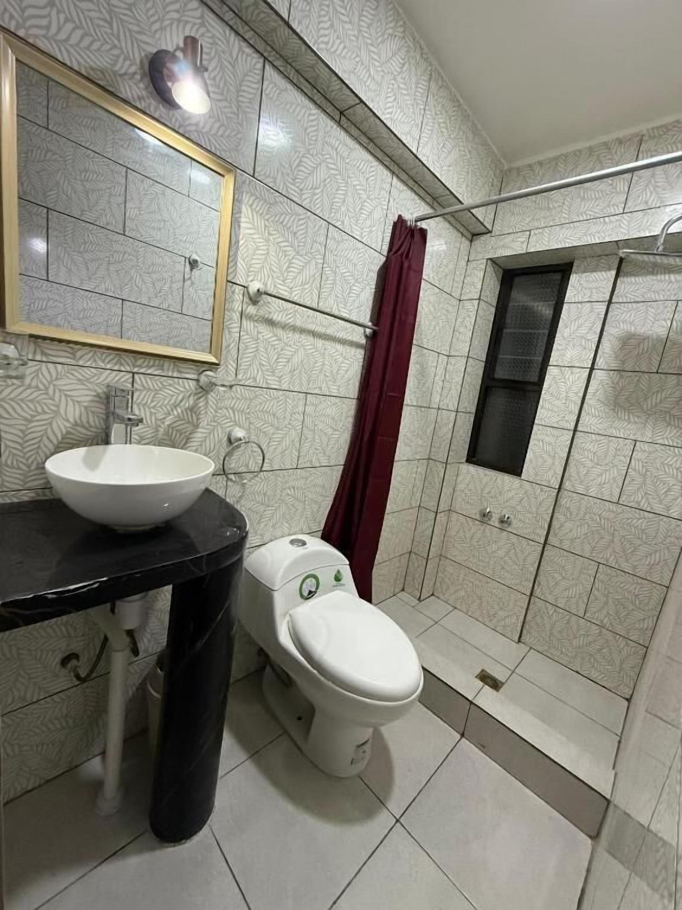 Quarto casal luxo, 1 cama King, banheiro privativo, vista para o pátio | Banheiro | Chuveiro, produtos de toalete grátis