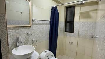 Habitación Confort con 2 camas individuales, varias camas, baño privado, vistas al patio | Baño | Ducha, artículos de higiene personal gratuitos y secador de pelo