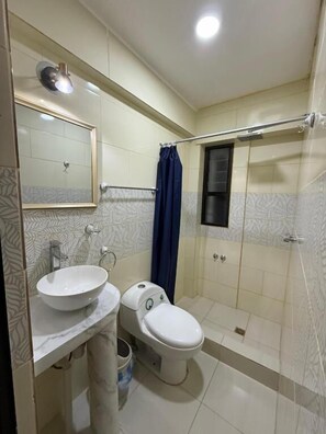 Habitació amb dos llits individuals Comfort, diversos llits, bany privat, vistes al pati | Bany | Dutxa, articles de tocador gratuïts, assecador de cabells i tovalloles 