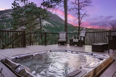 Scenic 4BR Cabin with Hot Tub, Sauna, Sleeps 10
