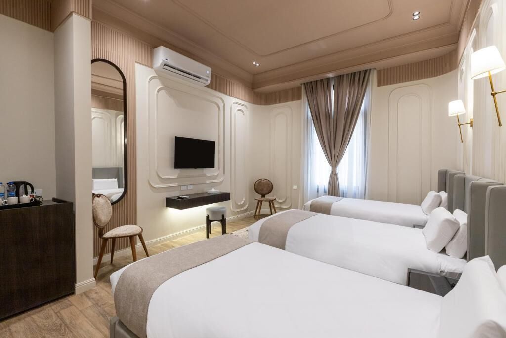Quarto triplo luxo | Cofres nos quartos, Wi-Fi de cortesia