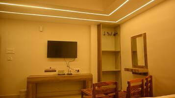 Luxury Triple Room | Blackout drapes, soundproofing, free WiFi