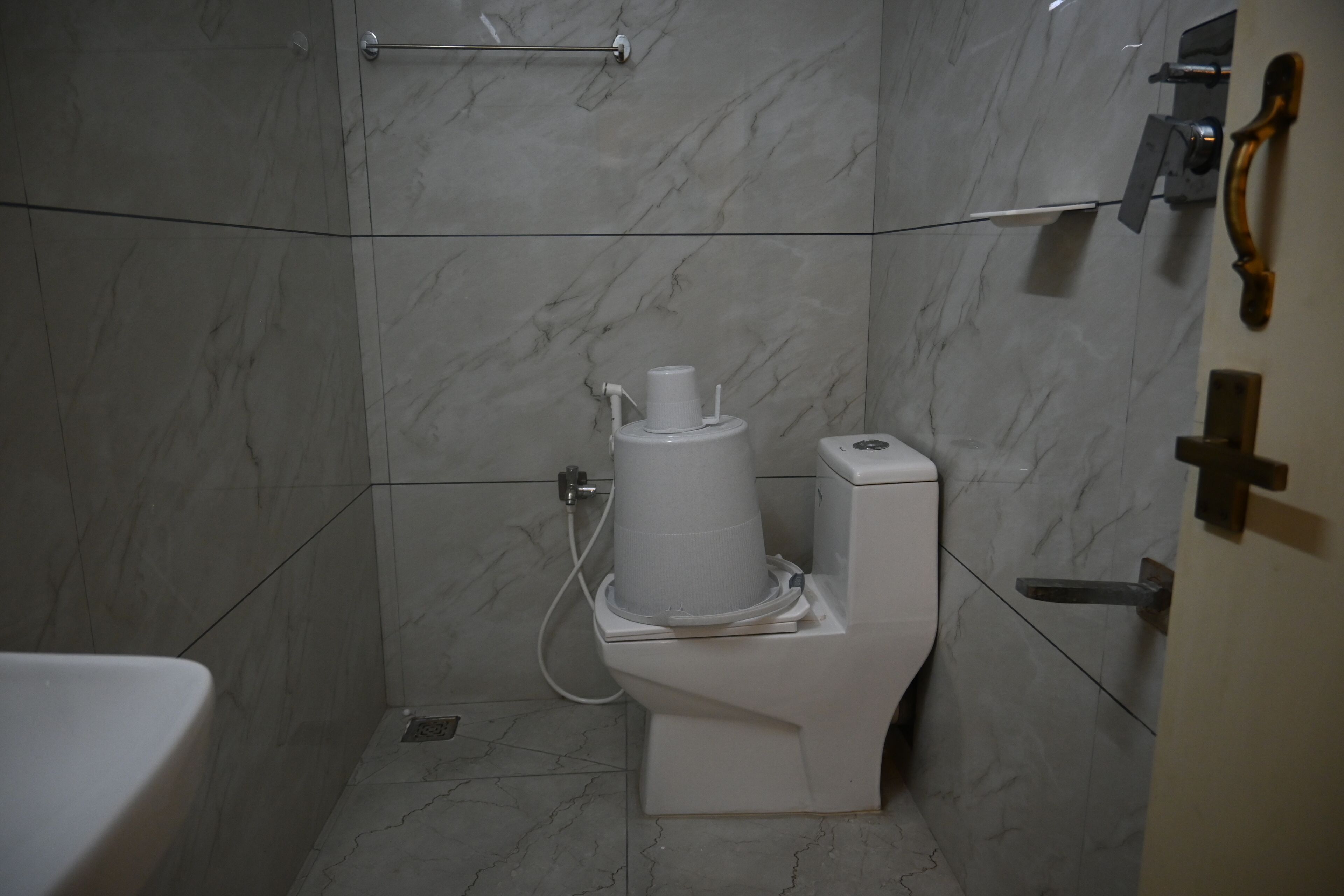 Doccia, asciugamani, sapone, shampoo
