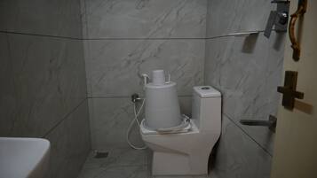 Doccia, asciugamani, sapone, shampoo