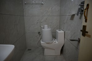 Doccia, asciugamani, sapone, shampoo