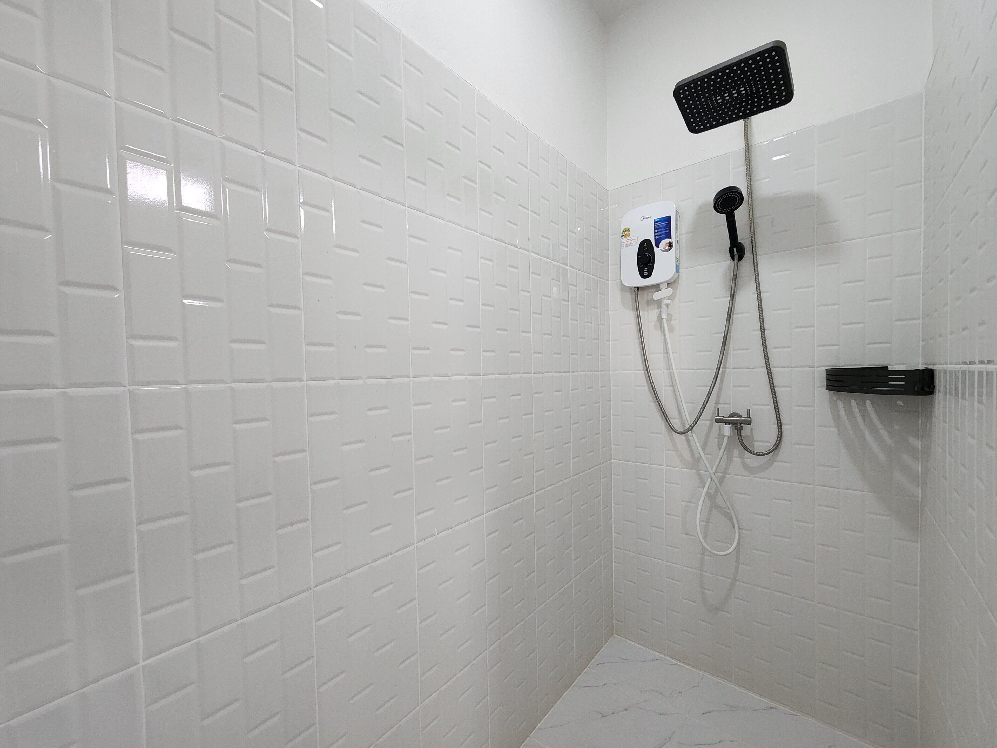 Deluxe-enkeltværelse - udsigt over resort | Badeværelse | Bruser, gratis toiletartikler, hårtørrer, håndklæder