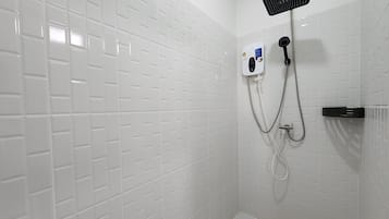 Deluxe-enkeltværelse - udsigt over resort | Badeværelse | Bruser, gratis toiletartikler, hårtørrer, håndklæder