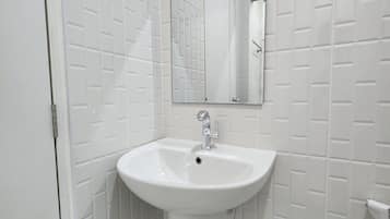Deluxe-enkeltværelse - udsigt over resort | Badeværelse | Bruser, gratis toiletartikler, hårtørrer, håndklæder