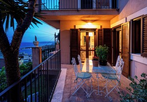 Outdoor dining - Vrbo Property (Taormina)