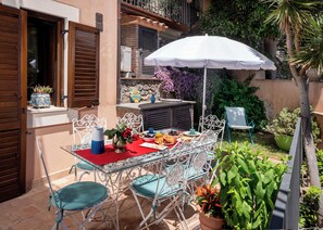 Outdoor dining - Vrbo Property (Taormina)