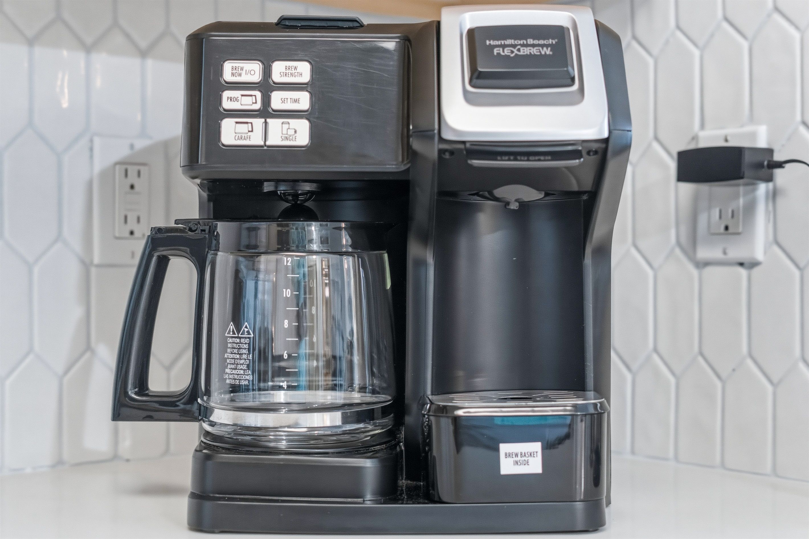 Een Hamilton Beach FlexBrew koffiezetapparaat met een glazen kan en een filterhouder.
