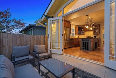 Lake & Space Needle Views • AC • Large Groups • Charming Classic Craftsman!