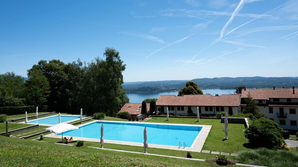 Ein Poolbereich mit Blick auf einen See und Berge.