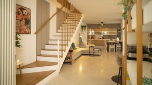 Ein modernes Interieur mit Treppe, Essbereich und Küche.