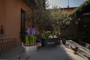 A metal table with potted plants and a bird sculpture. - Bianca in the Heart of the City (Somma Lombardo)