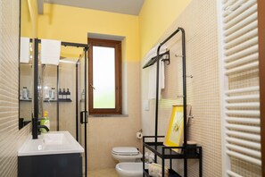 A bathroom with a shower, toilet, and sink. - Da Gise: Garden, Wifi, Malpensa (Somma Lombardo)