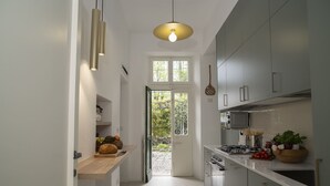 Kaffetrakter/tekoker, kjøleskap, mikrobølgeovn og ovn