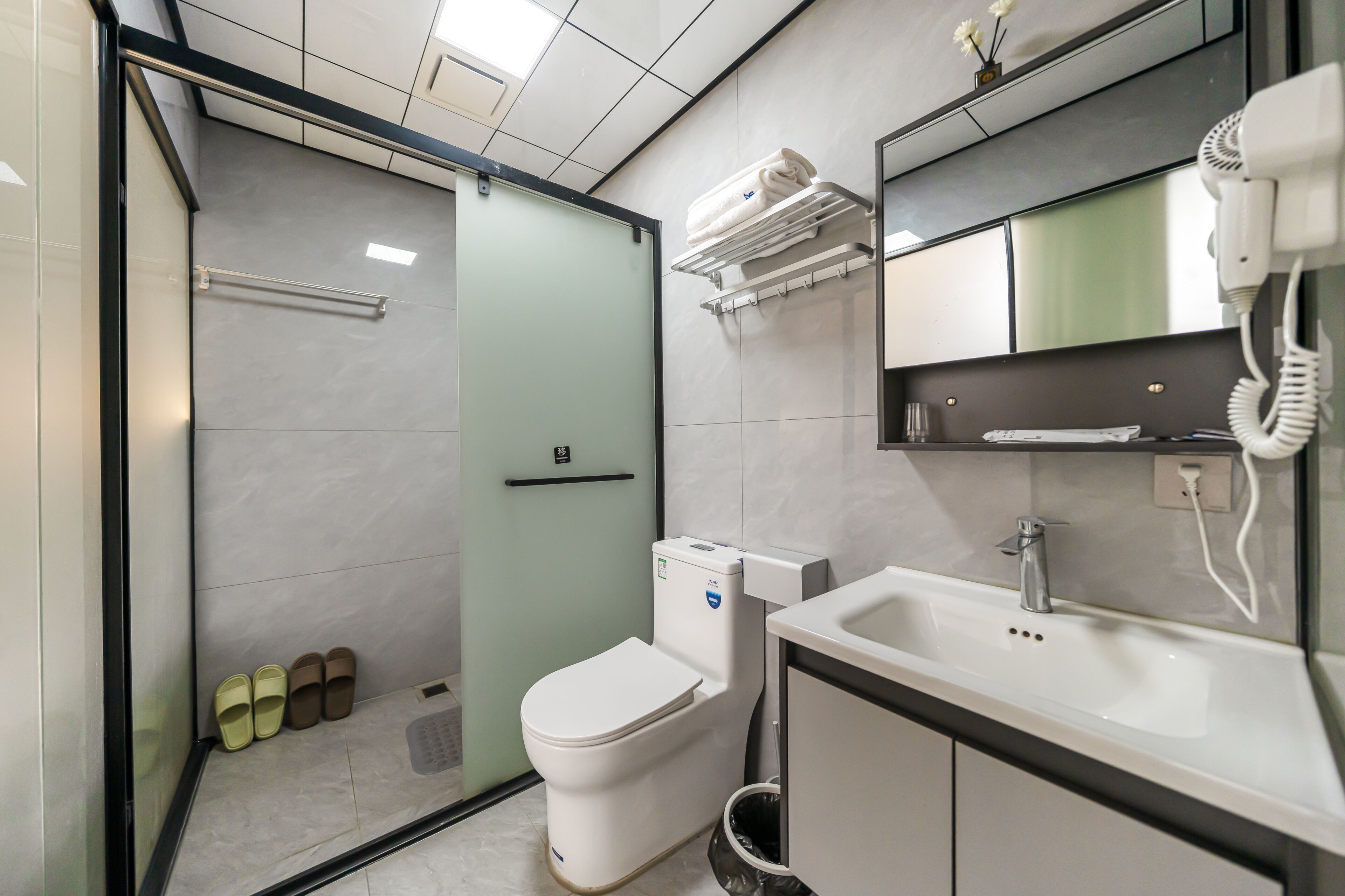 Habitación estándar con 2 camas individuales | Baño | Ducha, cabezal de ducha con hidromasaje, secador de pelo y zapatillas