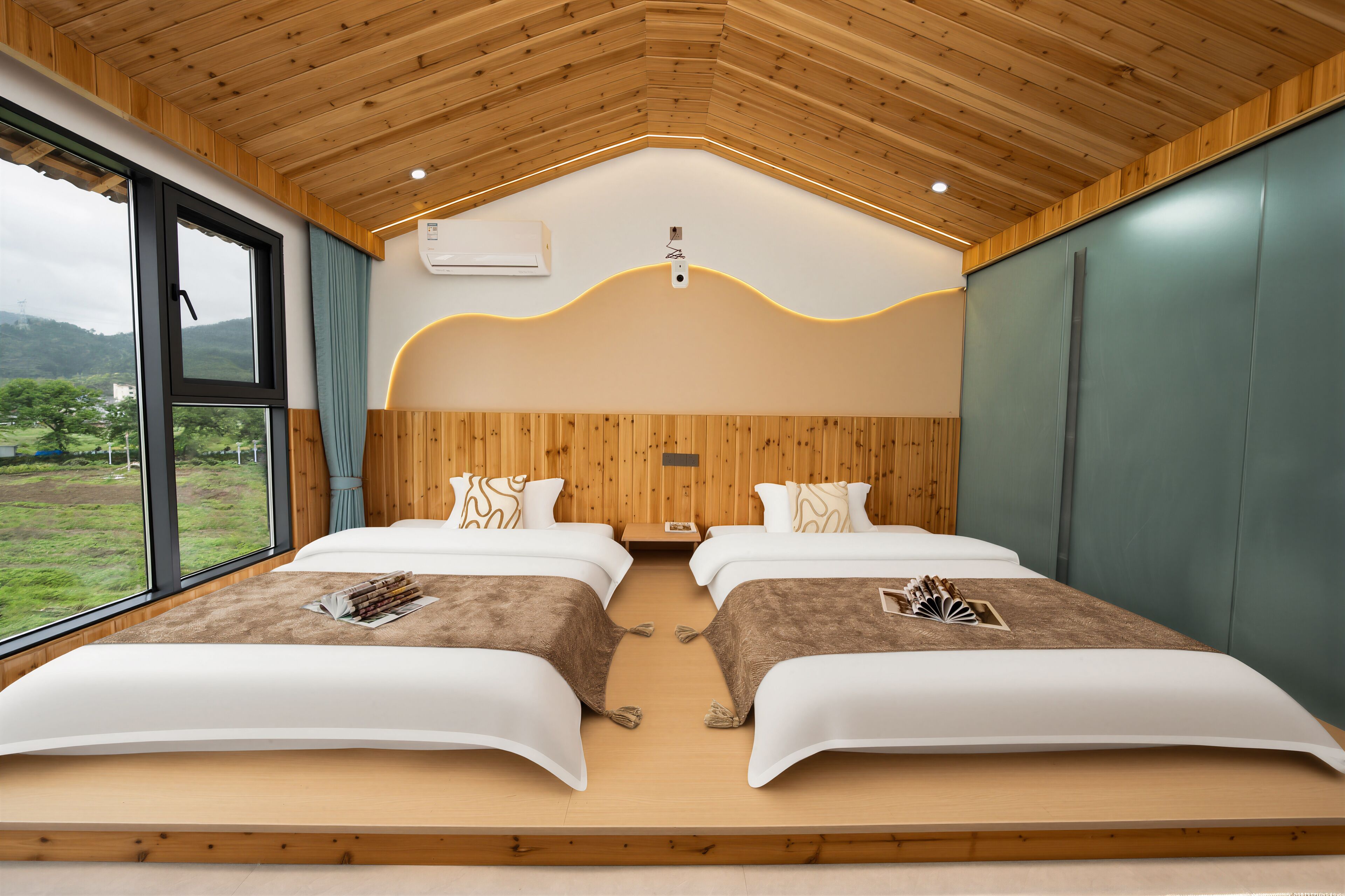 Habitación triple superior, 2 camas de matrimonio, patio, vistas al valle | Edredones de plumas, escritorio, espacio para trabajar con un portátil
