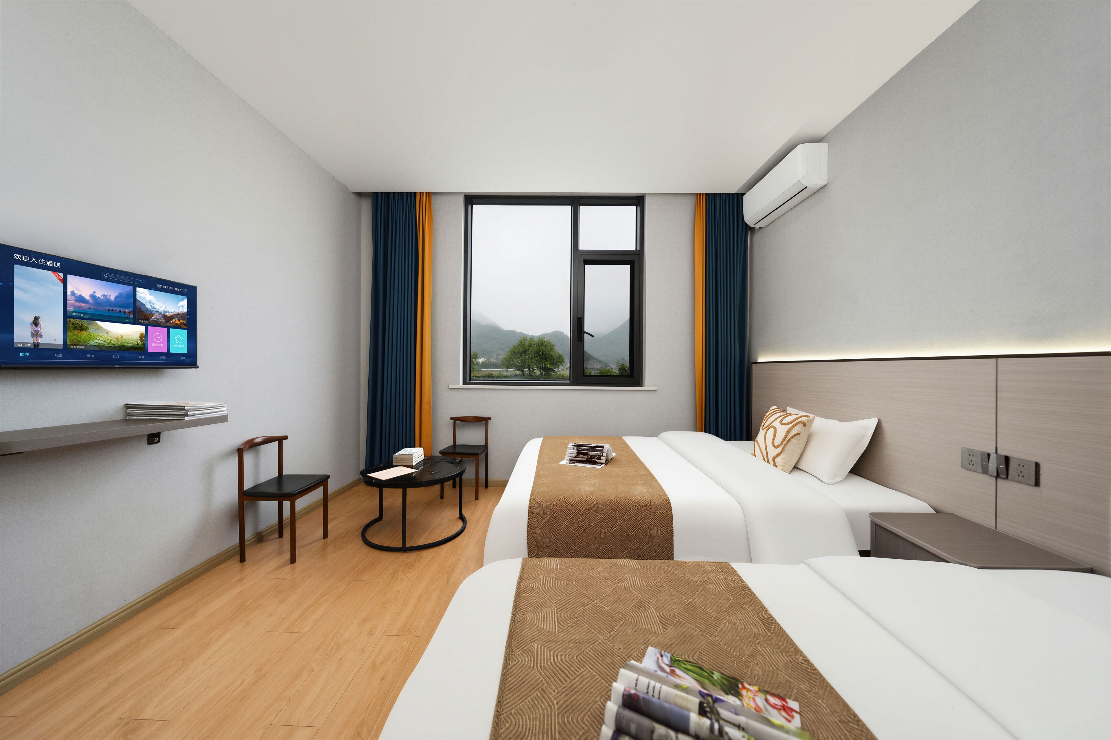 Habitación de hotel con cama, mesitas de noche, escritorio, silla, televisor y ventana con cortinas.
