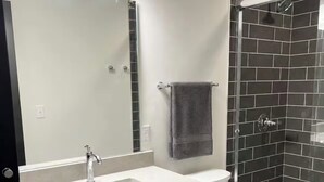 Douche, sèche-cheveux, serviettes fournies, savon