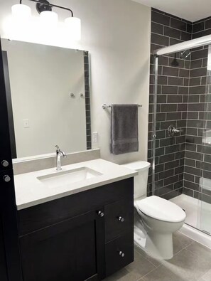 Dusche, Haartrockner, Handtücher, Seife